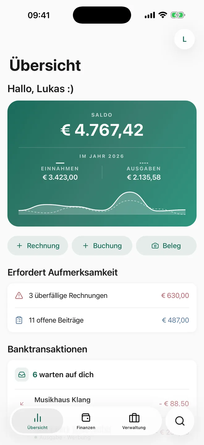 Die Vereinsbuddy-App am iPhone: Übersicht mit Saldo, Einnahmen und Ausgaben im Jahresverlauf sowie offenen Beiträgen.